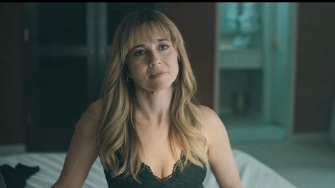 Pic: Linda Cardellini in DTF St. Louis