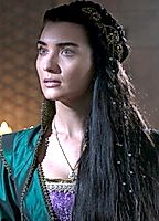 Celebrity: Tuba Büyüküstün