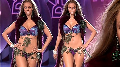Pic: Tyra Banks in Victoria's Secret Fashion Show 2005