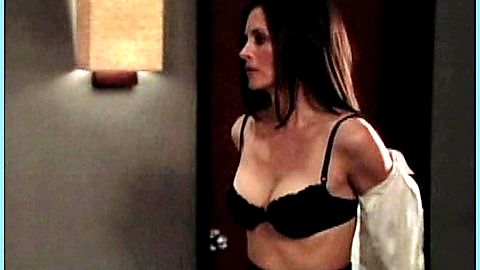 Pic: Courteney Cox in Dirt (2007)