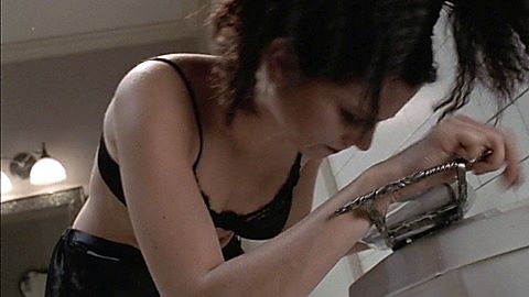 Pic: Mia Kirshner in New Best Friend (2002)