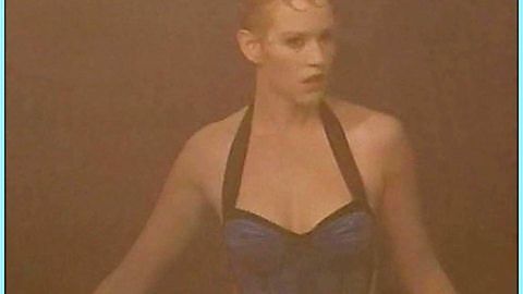 Pic: Molly Ringwald in Enfants de Salaud (1996)