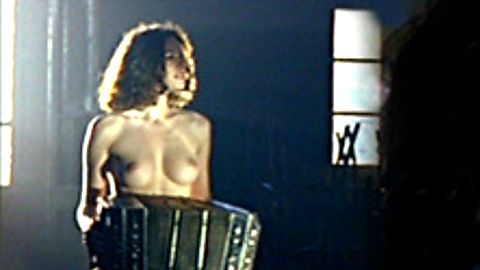 Pic: Aitana Sánchez-Gijón in La puta y la ballena (2004)