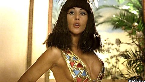 Pic: Monica Bellucci in Astérix & Obélix: Mission Cléopâtre (2002)