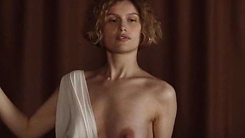 Pic: Laetitia Casta in La jeune fille et les loups (2008)
