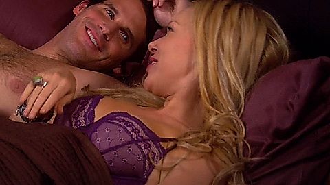 Pic: Laura Prepon in Are You There, Chelsea? (2012)