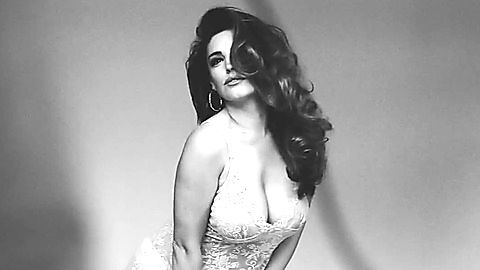 Pic: Kelly Brook in Kelly Brook - 2015 Calendar Behind the Scenes (2014)