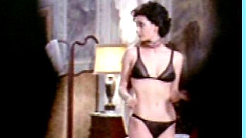 Pic: Edwige Fenech in La signora gioca bene a scopa? (1974)