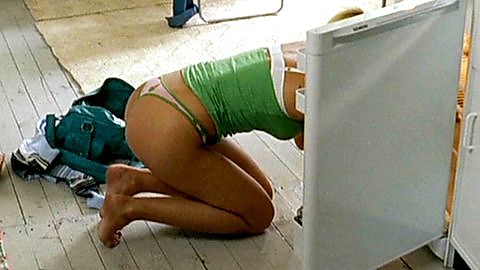 Pic: Nadja Uhl in Sommer vorm Balkon (2005)