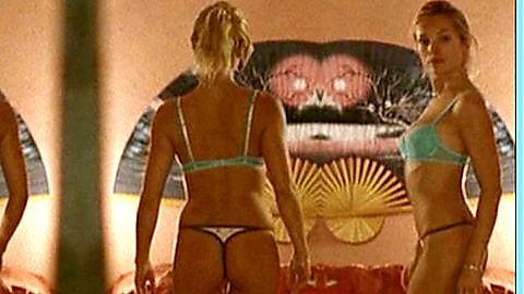 Pic: Nadja Uhl in Sommer vorm Balkon (2005)