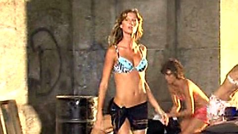 Pic: Gisele Bundchen in Taxi (2004)