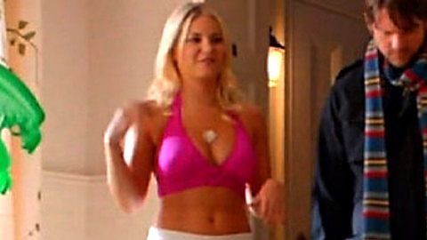Pic: Elisha Cuthbert in Happy Endings (2011)