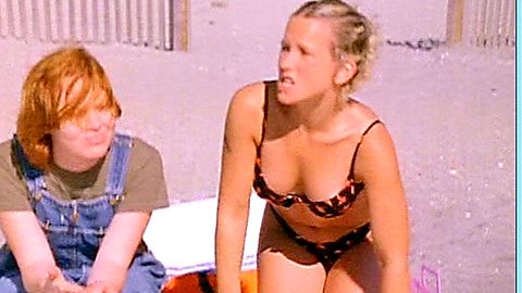 Pic: Jennifer Dundas Lowe in Swimming (2000)