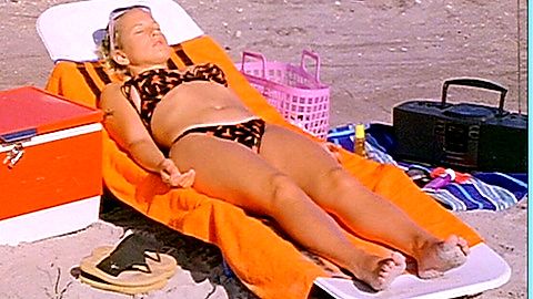 Pic: Jennifer Dundas Lowe in Swimming (2000)