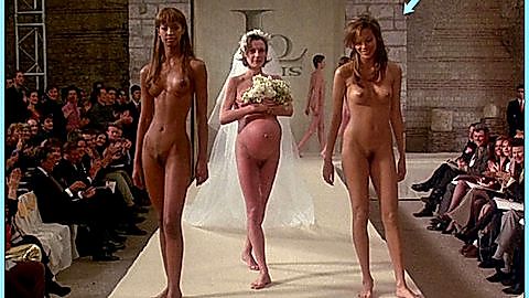 Pic: Tara Leon in Ready to Wear (1994)