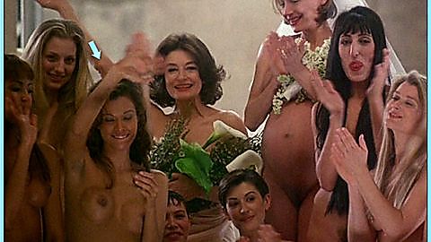 Pic: Tara Leon in Ready to Wear (1994)