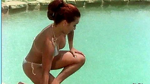 Pic: Iris Chacón in La mujer es un buen negocio (1977)