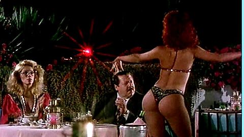 Pic: Iris Chacón in La mujer es un buen negocio (1977)