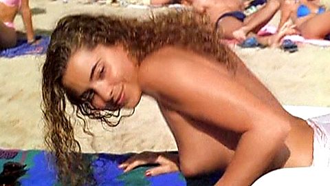 Pic: Yolanda Ventura in De que se rien las mujeres? (1997)
