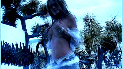 Pic: Carrie Gonzalez in Dawn of the Living Dead (2004)