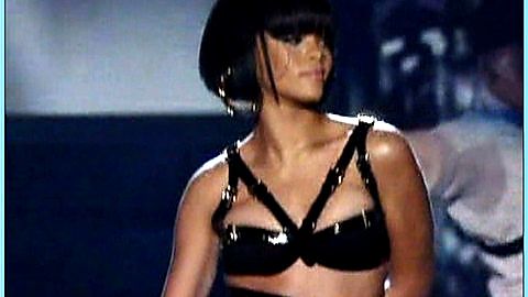 Pic: Rihanna  in MTV Movie Awards (2016)