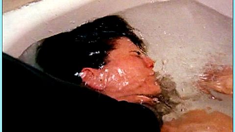 Pic: Amanda Baumann in Dawn of the Living Dead (2004)