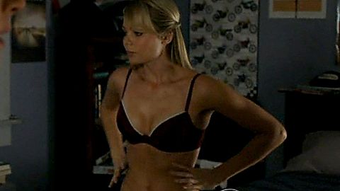 Pic: Laura Vandervoort in V (2009)
