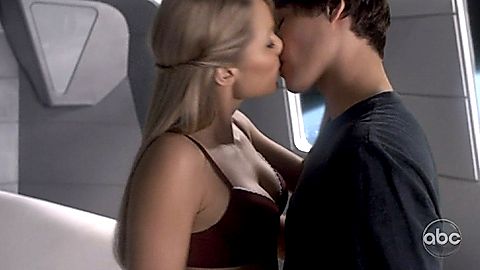 Pic: Laura Vandervoort in V (2009)