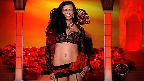 Pic: Adriana Lima in The Victoria's Secret Fashion Show 2011 (2011)