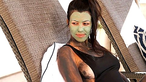 Pic: Kourtney Kardashian in Keeping Up with the Kardashians (2007)
