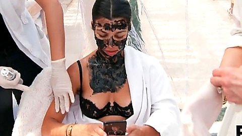 Pic: Kourtney Kardashian in Keeping Up with the Kardashians (2007)
