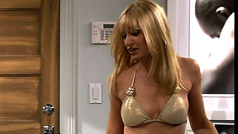 Pic: Beth Behrs in 2 Broke Girls