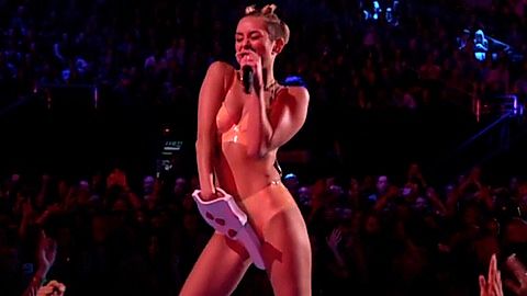 Pic: Miley Cyrus in MTV Video Music Awards (1984)