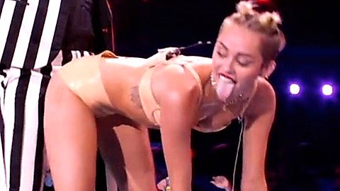 Pic: Miley Cyrus in MTV Video Music Awards (1984)