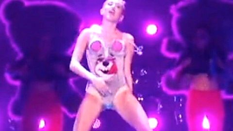 Pic: Miley Cyrus in MTV Video Music Awards (1984)