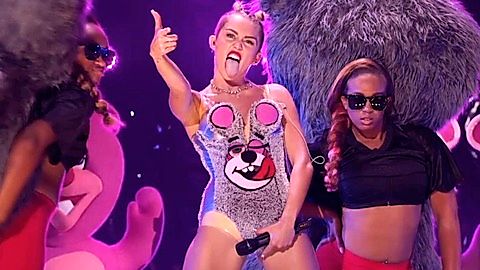 Pic: Miley Cyrus in MTV Video Music Awards (1984)