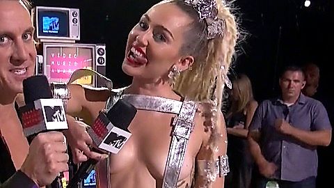 Pic: Miley Cyrus in MTV Video Music Awards (1984)
