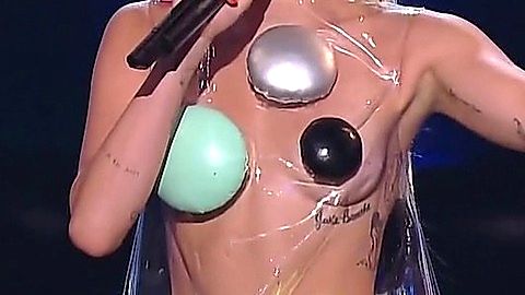 Pic: Miley Cyrus in MTV Video Music Awards (1984)