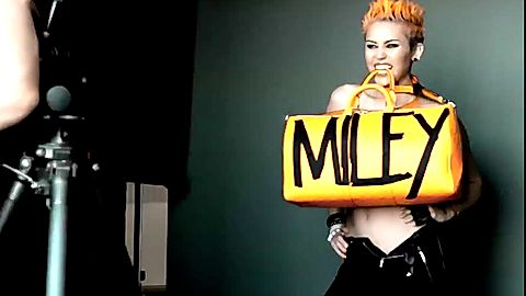 Pic: Miley Cyrus in V Magazine Photo Shoot 2013 (2013)