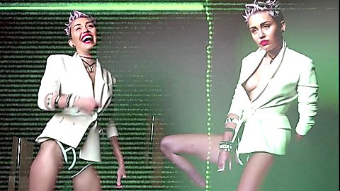 Pic: Miley Cyrus in V Magazine Photo Shoot 2013 (2013)