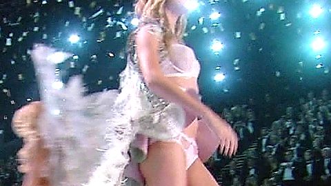 Pic: Behati Prinsloo in The Victoria's Secret Fashion Show 2014