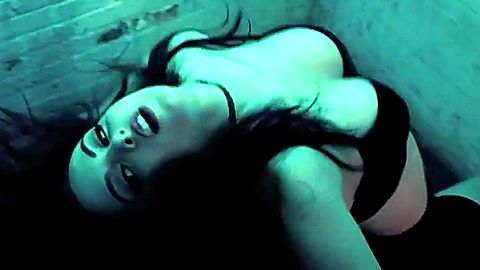 Pic: Elizabeth Gillies in Sex&Drugs&Rock&Roll (2015)