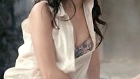 Pic: Adriana Louvier in Más negro que la noche (2014)