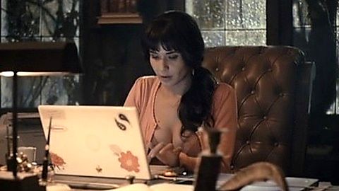 Pic: Adriana Louvier in Más negro que la noche (2014)