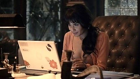 Pic: Adriana Louvier in Más negro que la noche (2014)