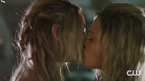 Pic: Jessica Harmon in The 100 (2014)
