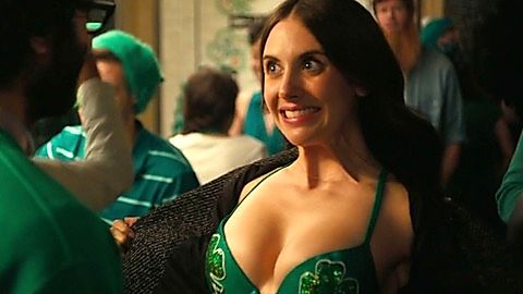 Pic: Alison Brie in How to Be Single (2016)
