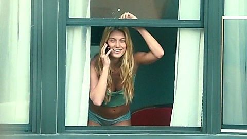 Pic: Caroline Lowe in How to Be Single (2016)