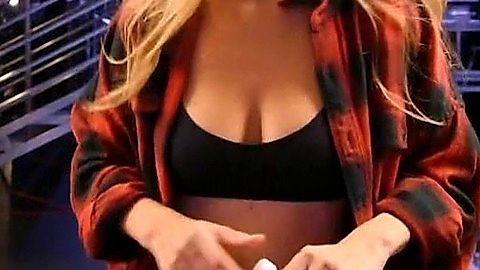Pic: Gigi Hadid in Lip Sync Battle (2015)