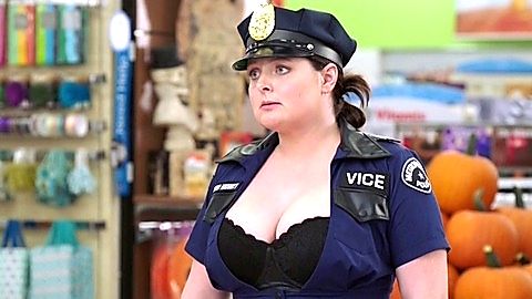 Pic: Lauren Ash in Superstore (2015)